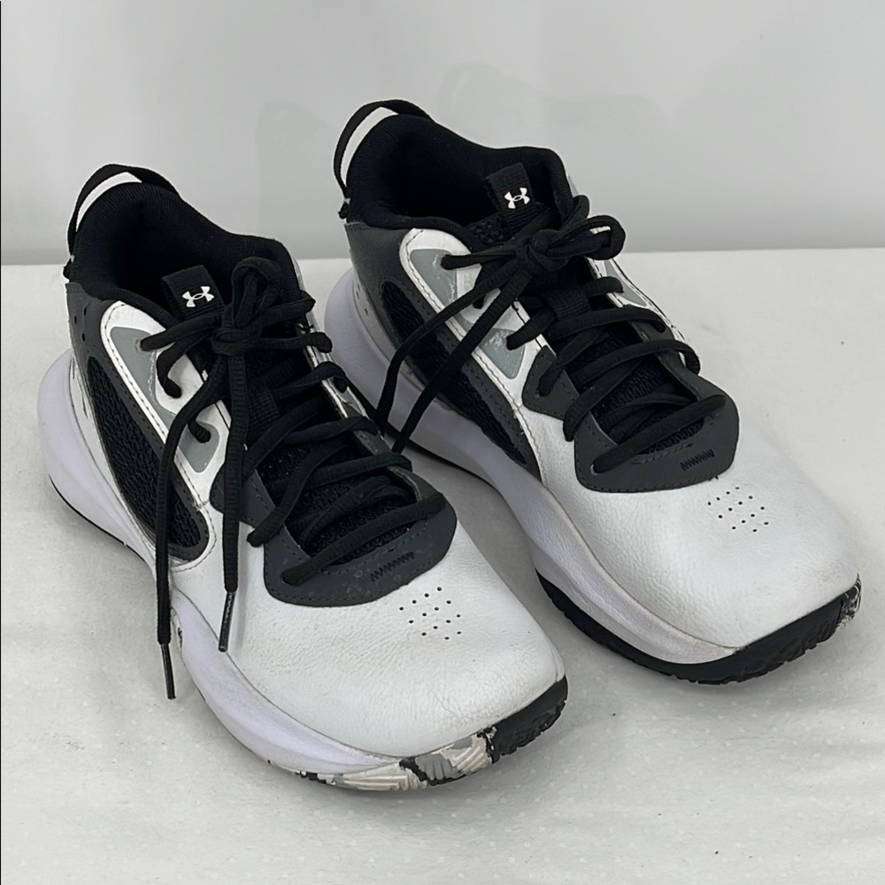UNDER ARMOUR YOUTH SIZE 6  Black and White Athletic Shoes